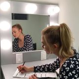 Karlie Kloss füllt ihren Wahlbogen aus. Die Laufstegschönheit hat eine enge Verbindung zur Trump-Familie: Ihr langjähriger Partner Josh Kushner ist der jüngere Bruder von Ivanka Trumps Ehemann.
