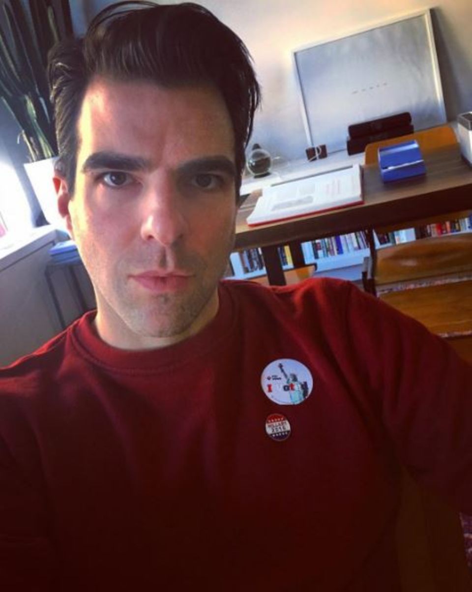 Zachary Quinto ist "optimistisch und hoffnungsvoll", dass Hillary es schaffen wird. Zachary Quinto ist "optimistisch und hoffnungsvoll", dass Hillary es schaffen wird.