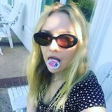 Dakota Fanning trägt für das Selfie ihren Sticker auf der Zunge.