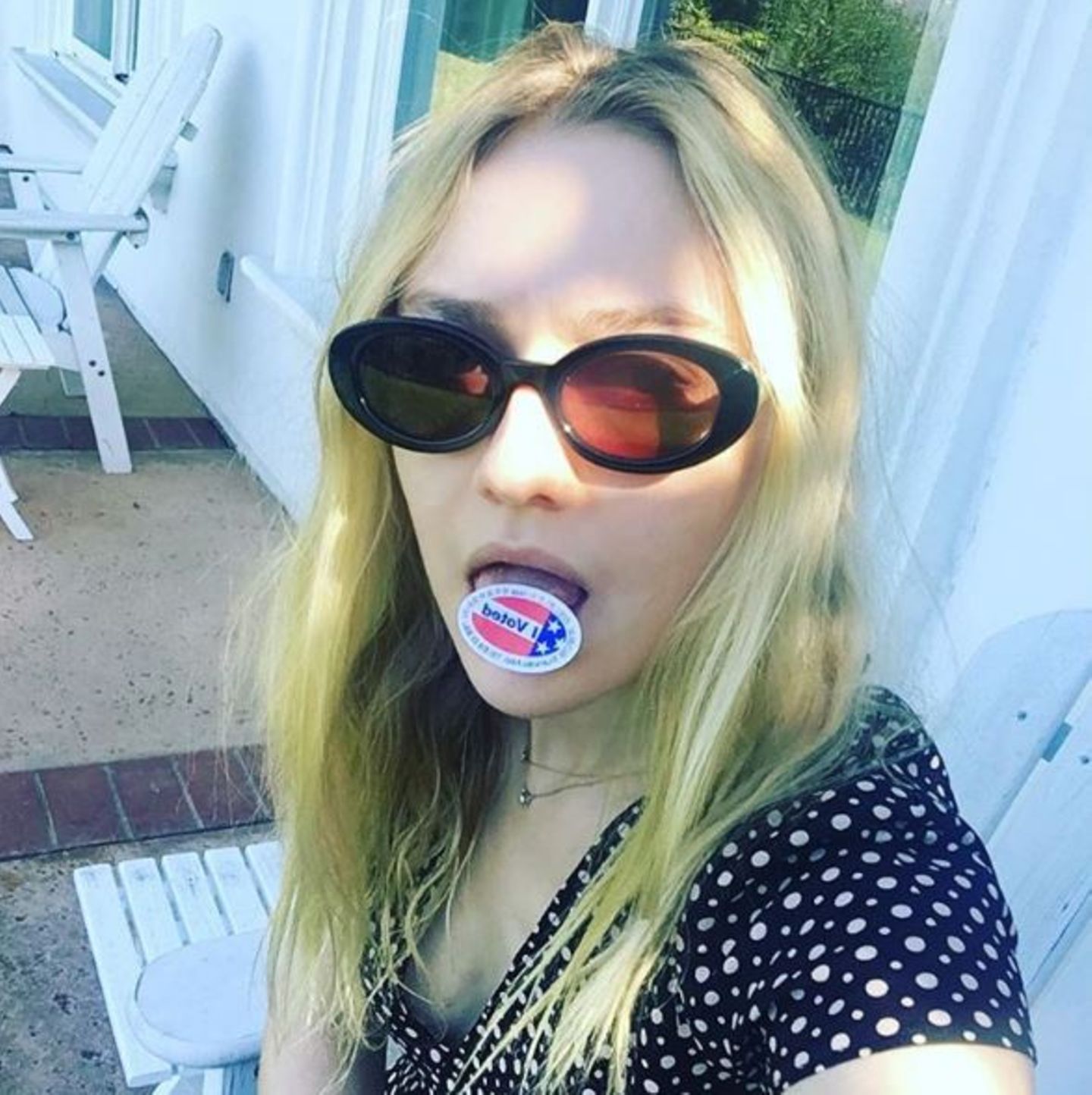 Dakota Fanning trägt für das Selfie ihren Sticker auf der Zunge.