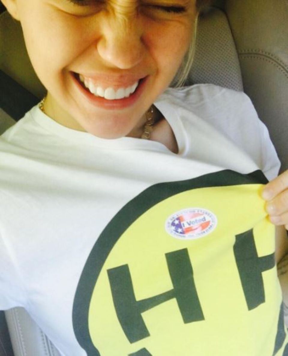 Miley Cyrus hat für Hillary Clinton gestimmt. Miley Cyrus hat für Hillary Clinton gestimmt.