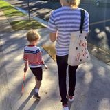 Elizabeth Banks ist mit ihrem Sohn auf dem Weg zur Wahl.