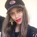 Tyra Banks hat ihren Wahlsticker gut sichtbar auf ihr Basecap geklebt.