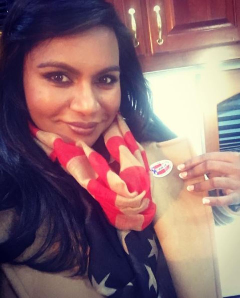 Mindy Kaling trägt einen Schal passend zur US-Wahl. Mindy Kaling trägt einen Schal passend zur US-Wahl.