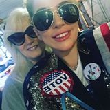 "Jede Stimme zählt!" Lady Gaga hat mit ihrer Mutter Cynthia in New York gewählt.
