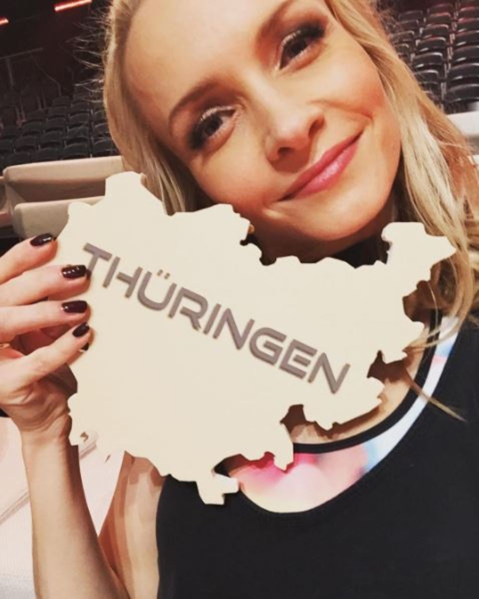 Shortly before the dance show begins, Janin Ullmann is advertising for her home state Thuringia.