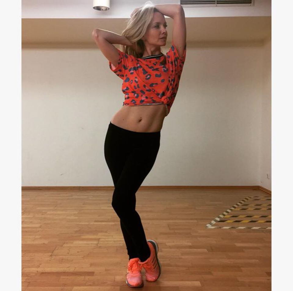 Tolles Posing und sexy Bauchmuskeln zählt sie bereits zu ihren Vorzügen: Nun hofft das Bundesland Thüringen auch auf die Tanzqualitäten von Schauspielerin Janin Ullmann.