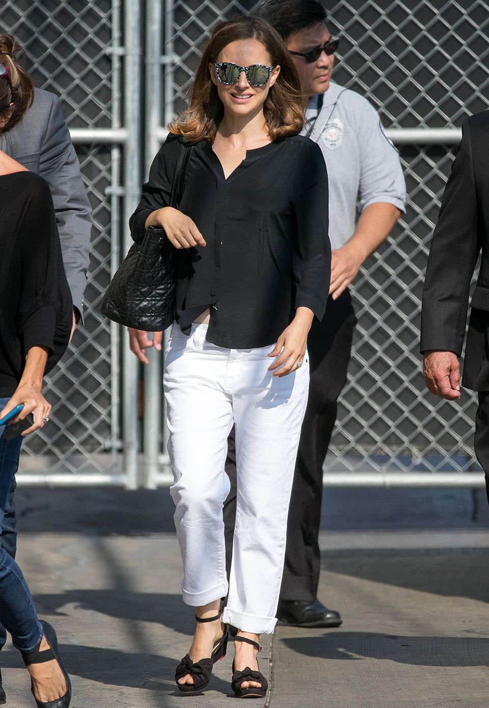 Natalie Portman achtete vor Bekanntgabe ihrer Schwangerschaft eigentlich immer darauf, dass das kleine Babybäuchlein unter weiten, aber stylischen Outfit versteckt ist. In weißer Hose und schwarzem Oberhemd war das gar nicht so einfach.