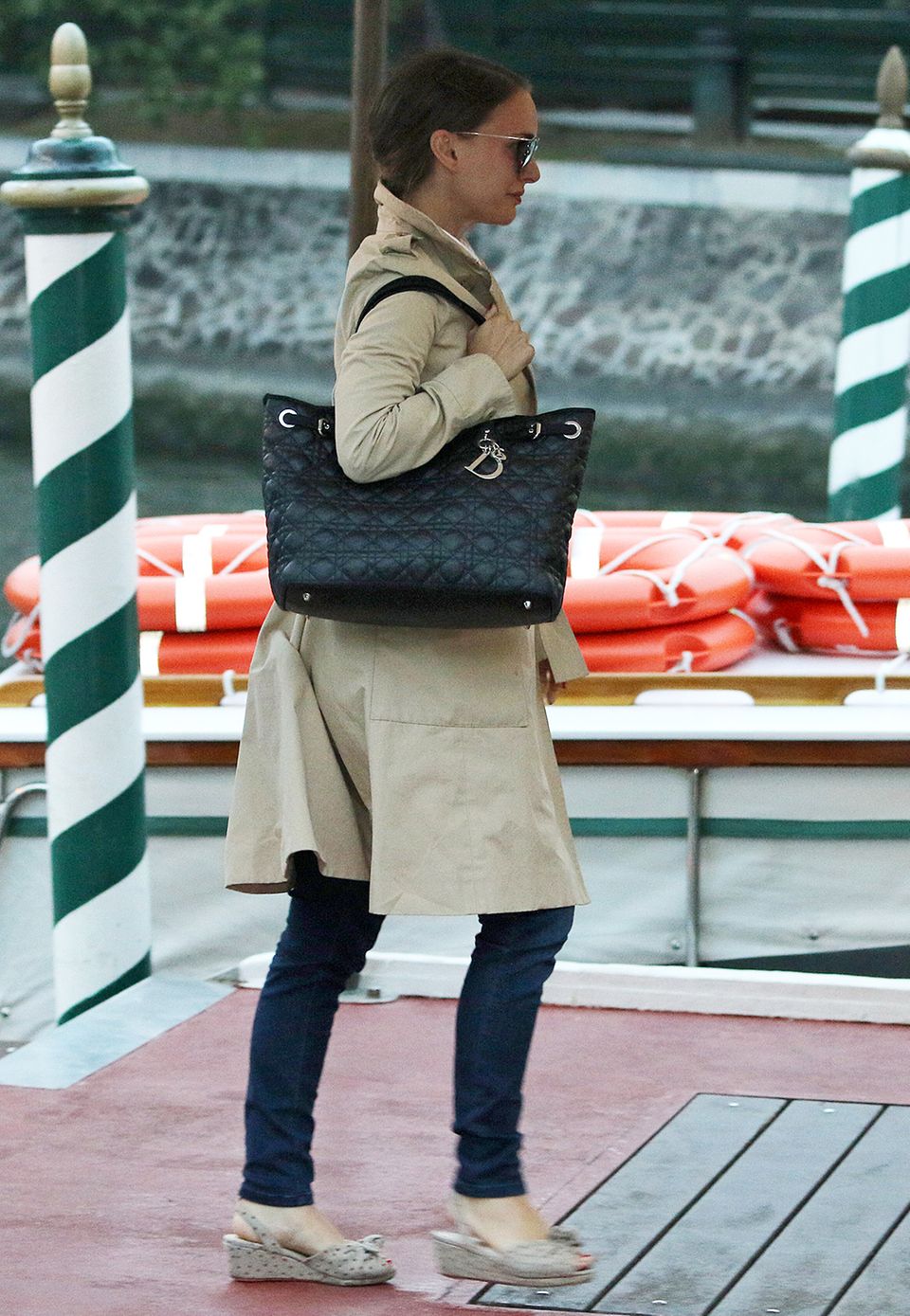 Bevor Natalie Portman beim Filmfestival in Venedig ihr Baby-Geheimnis verriet, versuchte sie bei der Ankunft in der Lagunenstadt noch sehr, ihr Bäuchlein unter Trenchcoat und großer Handtasche zu verstecken.