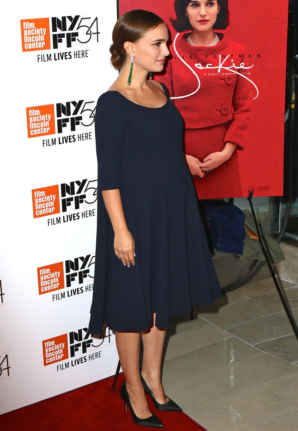 Schlicht und schön: Beim New Yorker Filmfestival Mitte Oktober zeigt Natalie Portman im eleganten, dunkelblauen Kleid, wie schnell ihr Babybauch schon gewachsen ist.