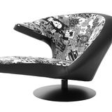 Spaciger Spaß: Sessel "Parabolica" mit bedrucktem Stoff (Leolux, ca. 2.995 Euro)