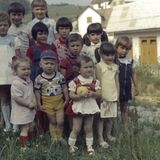 Melania Trump, damals noch unter dem Namen Melanija Knavs (zweites Kind v. r.) posiert für ein Gruppenfoto während eines Kindergeburtstages in Sevnica, Slowenien.