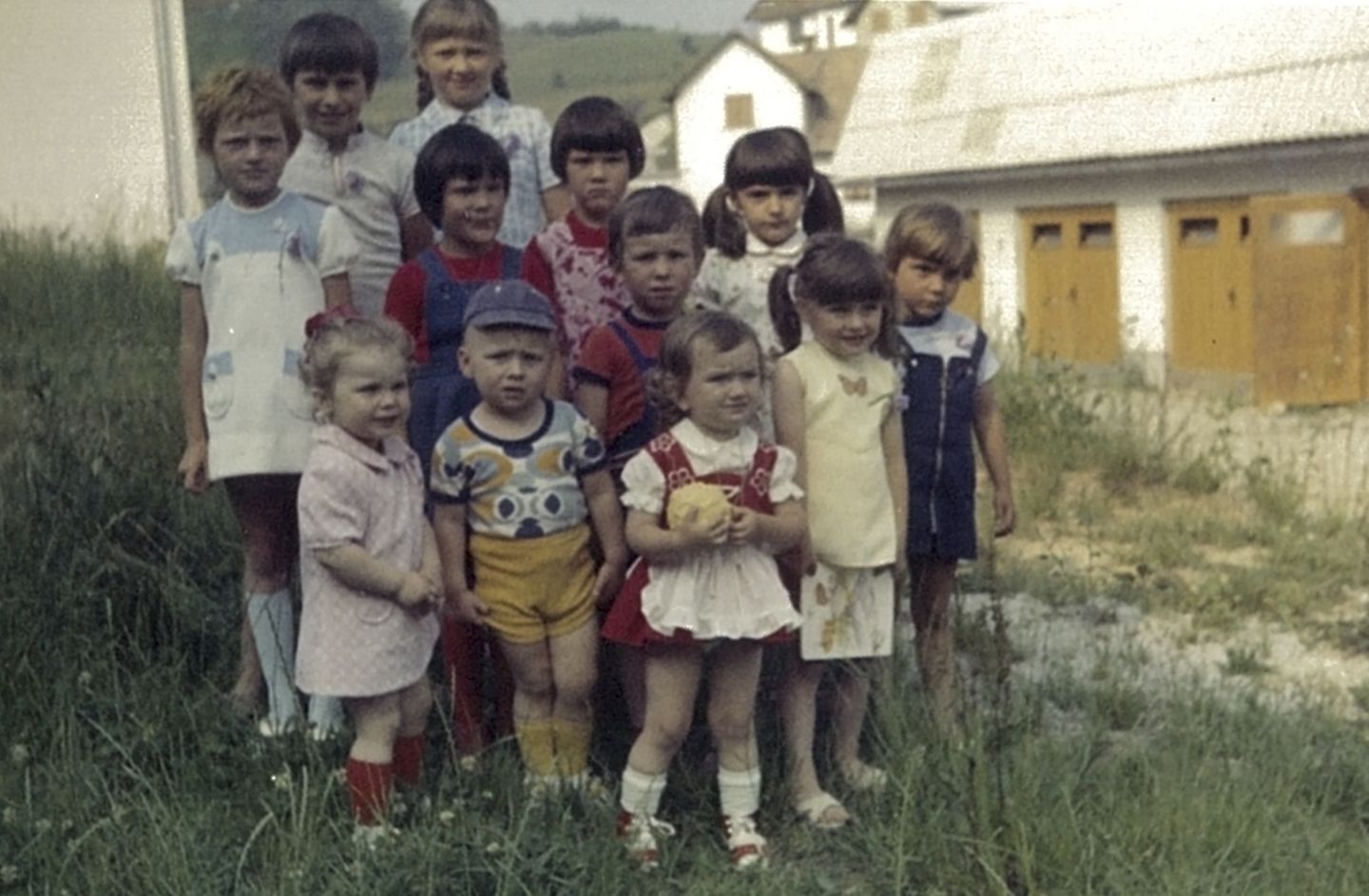 Melania Trump, damals noch unter dem Namen Melanija Knavs (zweites Kind v. r.) posiert für ein Gruppenfoto während eines Kindergeburtstages in Sevnica, Slowenien.