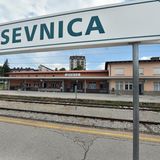 Bahnhof in Sevnica: Es muss hier begonnen haben. Mit großen Träumen stieg das aufstrebende Model Melanija Knavs in den Zug Richtung Mailand, Paris bis New York.