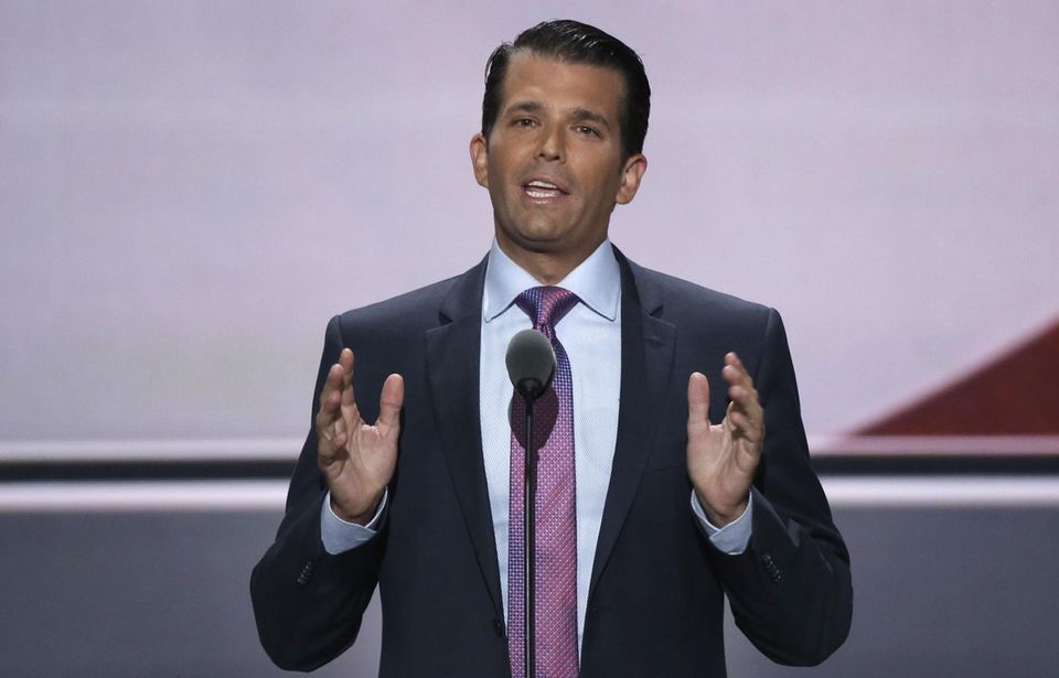 Donald Trump Jr. ist Trumps ältester Sohn. Er studierte Finanzen und Immobilen an der Universität von Pennsylvania und ist mittlerweile - gemeinsam mit seinen Geschwistern Ivanka und Eric - Vizepräsident der Trump Organisation. Mit seiner Frau, dem Model Vanessa hat er fünf Kinder. Donald Trump Jr. ist Trumps ältester Sohn. Er studierte Finanzen und Immobilen an der Universität von Pennsylvania und ist mittlerweile - gemeinsam mit seinen Geschwistern Ivanka und Eric - Vizepräsident der Trump Organisation. Mit seiner Frau, dem Model Vanessa hat er fünf Kinder.