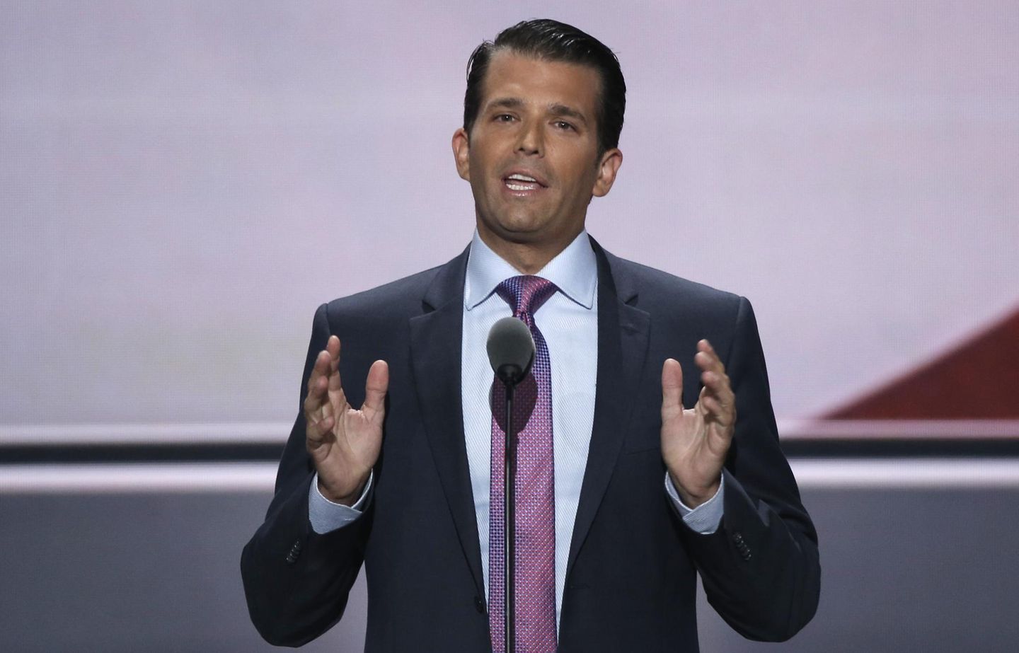 Donald Trump Jr. ist Trumps ältester Sohn. Er studierte Finanzen und Immobilen an der Universität von Pennsylvania und ist mittlerweile - gemeinsam mit seinen Geschwistern Ivanka und Eric - Vizepräsident der Trump Organisation. Mit seiner Frau, dem Model Vanessa hat er fünf Kinder.