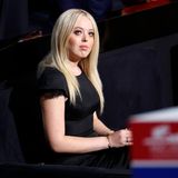 Tiffany Trump stammt aus Donalds zweiter Ehe mit Schauspielerin Marla Maples. Tiffany hat einen College-Abschluss an der Universität von Pennsylvania - in den Fächern Soziologie (mit Schwerpunkt Jura) und Stadtentwicklung.