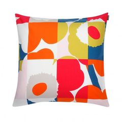 Hauptsache bunt und fröhlich - so könnte man das Interior-Motto des sympathischen Mutter-Tochter-Duos bezeichnen. Kissenhülle Ruutu Unikko von Marimekko, ca. 37 Euro