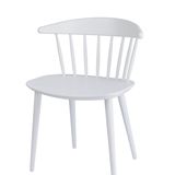 Für Frauengesprächsrunden am Küchentisch oder konzentrierte Lernnächte am Schreibtisch: Der zeitlos-coole Stuhl ist ein treuer Begleiter und sieht noch dazu chic aus. Stuhl J104 in Weiß von Hay, ca. 189 Euro