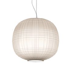 Feinstes, mundgeblasenes Glas und ein Muster aus Linien und Kerben entspricht genau dem zeitlosen Stil von Rory Gilmore. Hängeleuchte Tartan von Foscarini, ca. 485 Euro