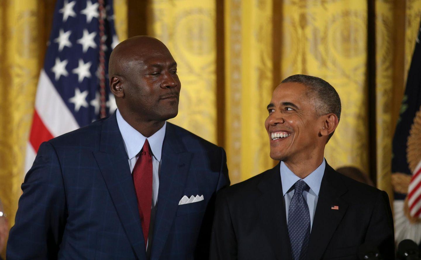 Barack Obama scherzt mit Basketballlegende Michael Jordan.