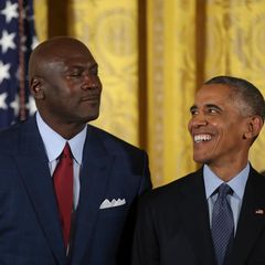 Barack Obama scherzt mit Basketballlegende Michael Jordan.