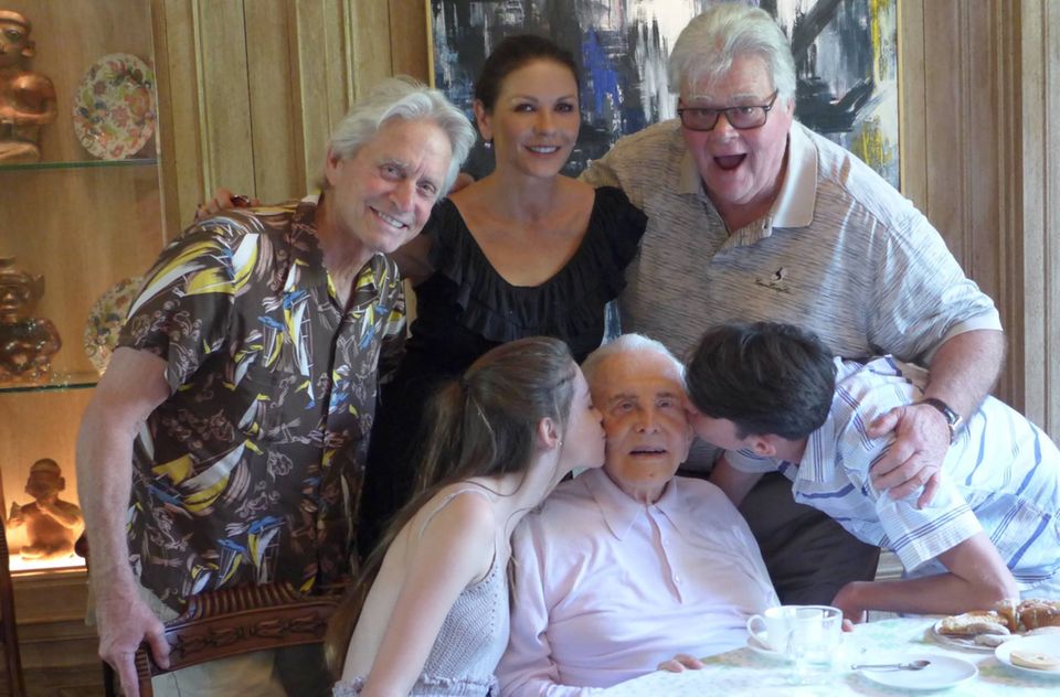 Dankbar für so vieles: Kirk Douglas, der am 9. Dezember 100 Jahre alt wird, ist Ehrengast bei seinem Sohn Michael Douglas, Catherine Zeta-Jones und den beiden Kindern Dylan und Carys.