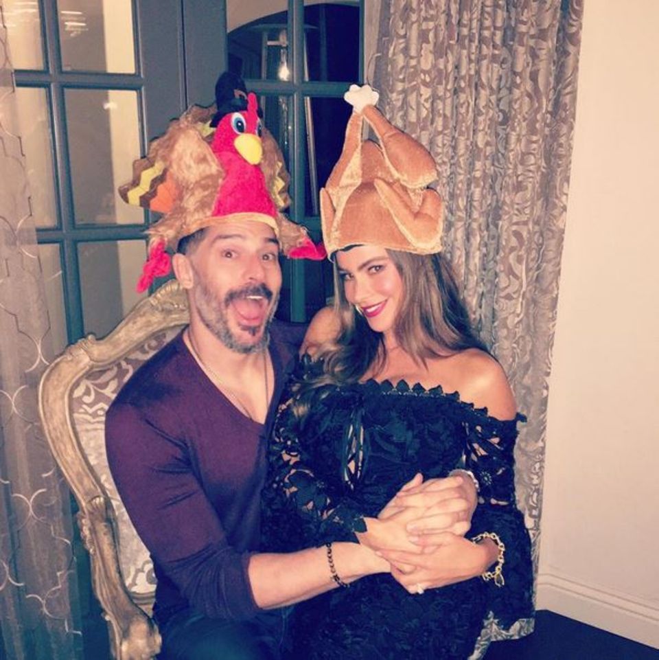 Spaß muss sein: Joe Manganielle und seine bildschöne Ehefrau Sofia Vergara haben sich tierisch coole Hüte ausgesucht.