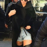 Heiß, heißer, Kendall: Mit Jeans-Shorts und sexy Overknees heizt Kendall Jenner bereits vor der Show ein.