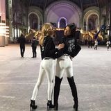 Die Rückansicht von Martha Hunt und Adriana Lima ist nicht zu verachten. "Ich und mein Mädchen", schreibt Lima zu dem Bild.