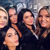 Auch wenn man es den Models nicht ansieht, sind sie aufgeregt vor der großen Show. Das zumindest kommentiert Joan Smalls zu dem Foto mit ihren Kolleginnen.