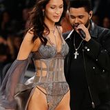 Ups, dieser Moment ist etwas unangenehm: Bella Hadid muss an ihrem Ex The Weeknd vorbeilaufen. Von dem Sänger hat sich das Model gerade erst getrennt. Der wirft seiner einstigen Liebsten beinah sehnsüchtige Blicke hinterher.