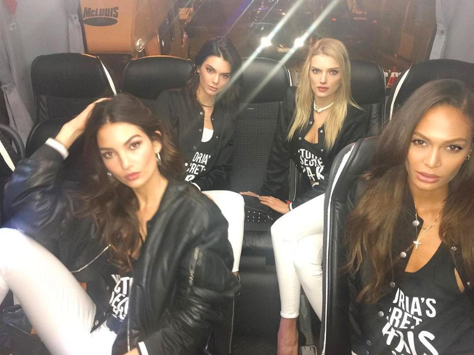 Die Coolsten sitzen immer hinten im Bus: Lily Aldridge, Kendall Jenner und Joan Smalls entspannen vor ihrem ersten großen Fotoshooting.