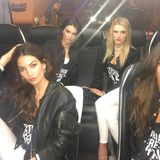 Die Coolsten sitzen immer hinten im Bus: Lily Aldridge, Kendall Jenner und Joan Smalls entspannen vor ihrem ersten großen Fotoshooting.