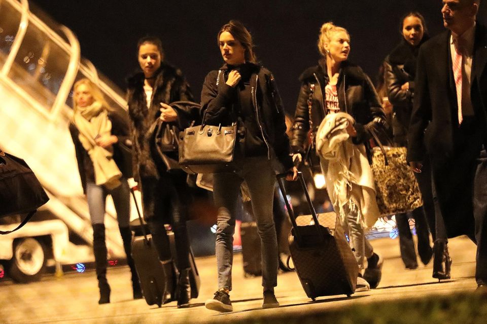 Im Dunkel der Nacht: Drei Tagen vor der Fashionshow kommen die Supermodels um Alessandra Ambrosio und Adriana Lima am Flughafen in Paris an.