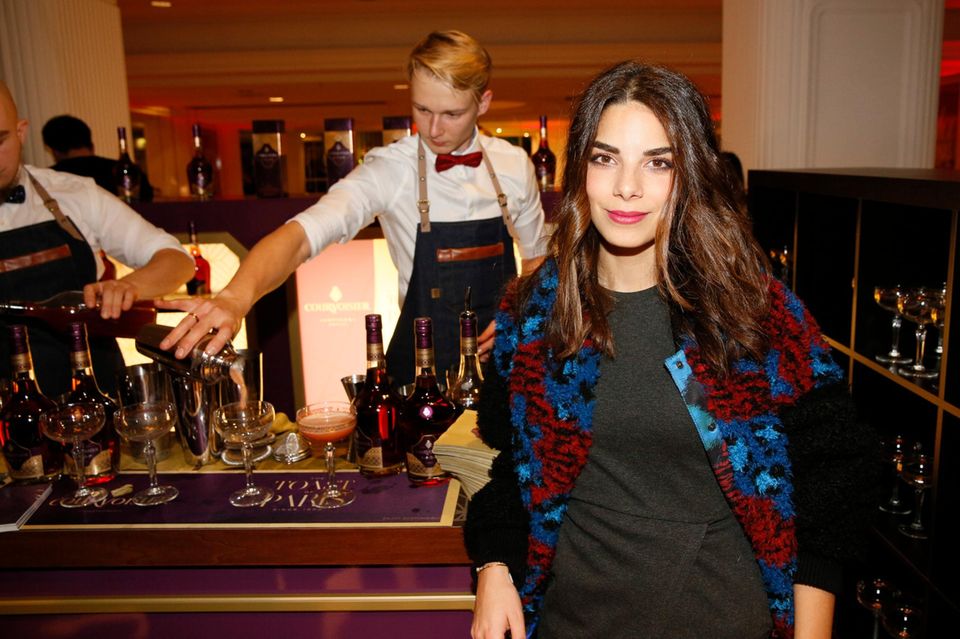 Schauspielerin Lilli Hollunder besucht bestens gelaunt die Bar von Courvoisier. Die weltberühmte Cognacmarke verwöhnt die Gäste bei der "GALA Christmas Shopping Night" mit kreativen Drinks. Schauspielerin Lilli Hollunder besucht bestens gelaunt die Bar von Courvoisier. Die weltberühmte Cognacmarke verwöhnt die Gäste bei der "GALA Christmas Shopping Night" mit kreativen Drinks.