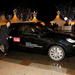 Keine Frage, über den exklusiven Shuttle-Service von Porsche freuten sich alle Promis. Auch Star-Visagist Boris Entrup wurde im schicken Porsche Cayenne S Turbo zum Event gefahren.