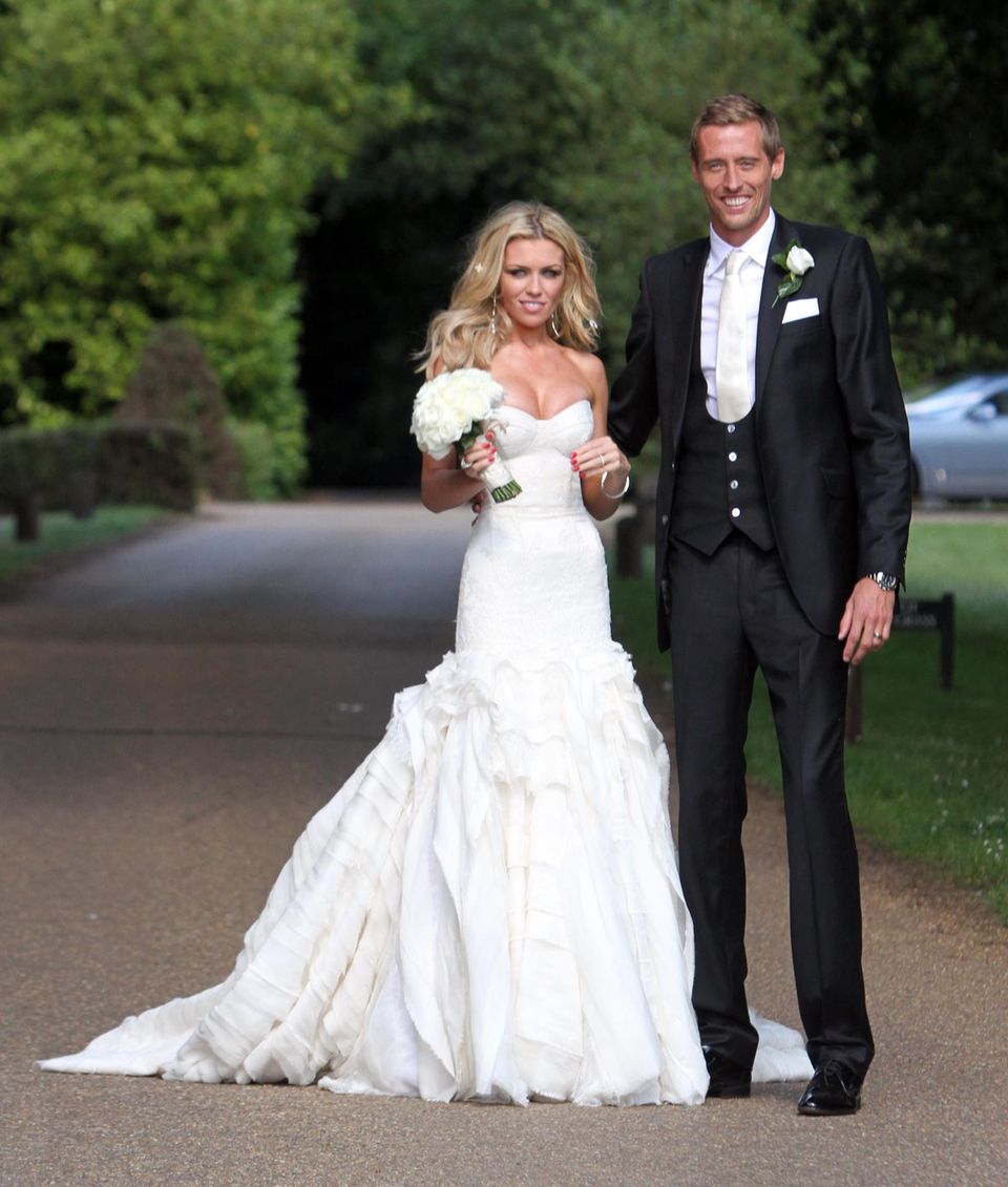 Das britische Model Abbey Clancy heiratet 2011 den Fußballer Peter Crouch in einem Brautkleid von Giles Deacon.