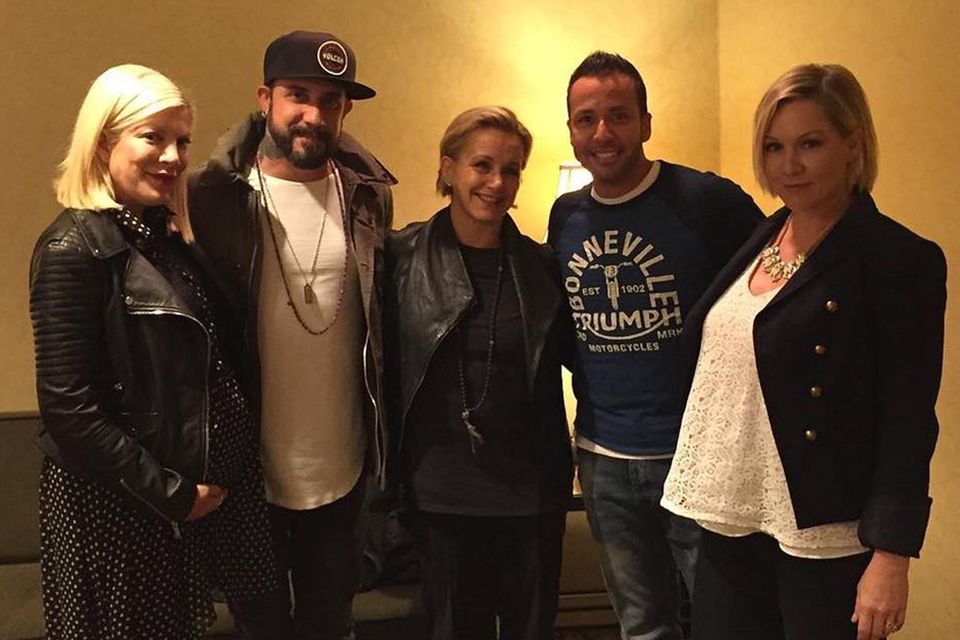 Beim Treffen mit ihren "Beverly Hills, 90210"-Kolleginnen Tori Spelling und Gabrielle Carteris und Howie und AJ von den "Backstreet Boys" trug Jennie Garth ein weites Oberteil, unter dem sich ein Babybauch verstecken könnte.