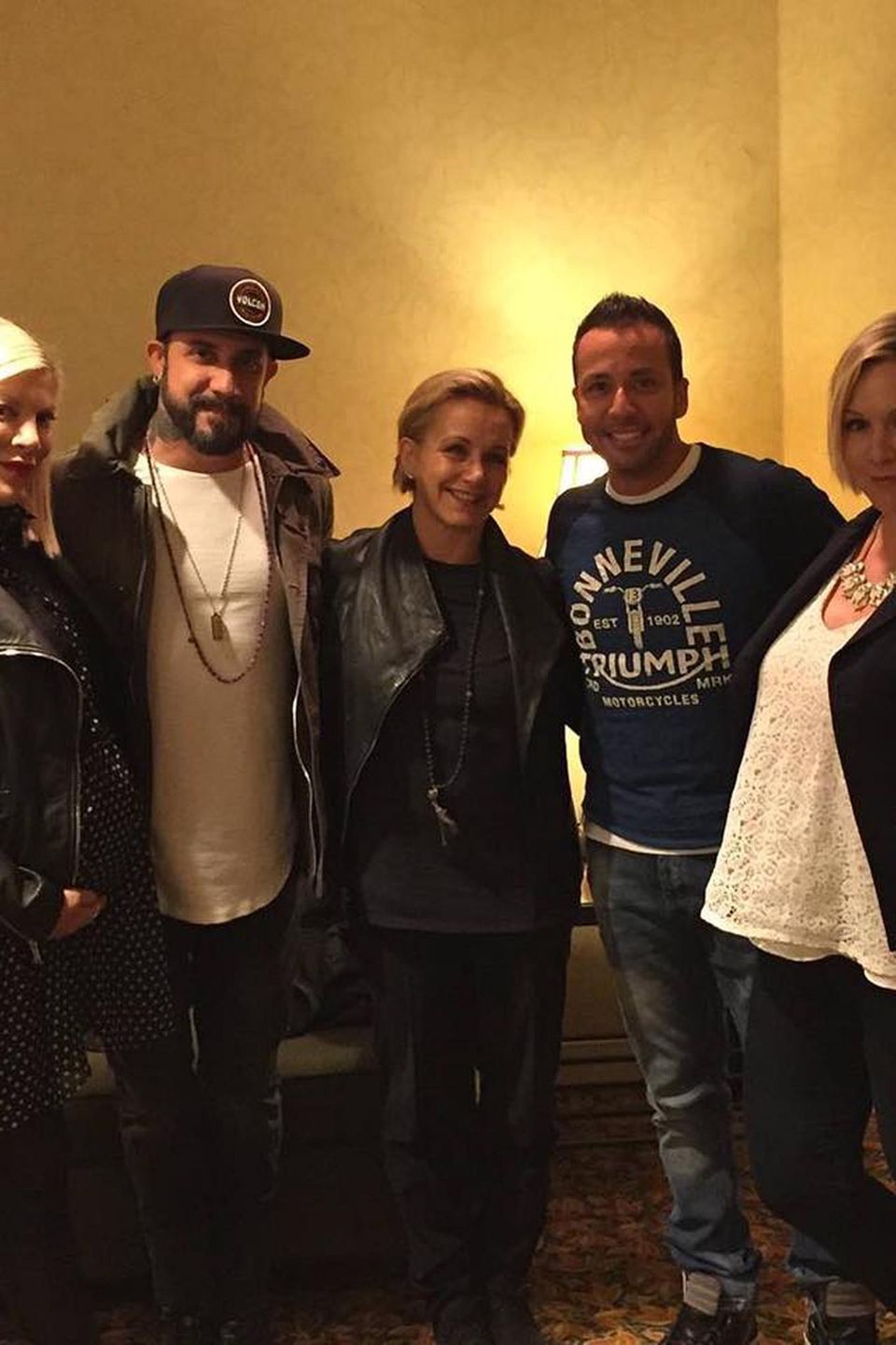 Beim Treffen mit ihren "Beverly Hills, 90210"-Kolleginnen Tori Spelling und Gabrielle Carteris und Howie und AJ von den "Backstreet Boys" trug Jennie Garth ein weites Oberteil, unter dem sich ein Babybauch verstecken könnte. Beim Treffen mit ihren "Beverly Hills, 90210"-Kolleginnen Tori Spelling und Gabrielle Carteris und Howie und AJ von den "Backstreet Boys" trug Jennie Garth ein weites Oberteil, unter dem sich ein Babybauch verstecken könnte.