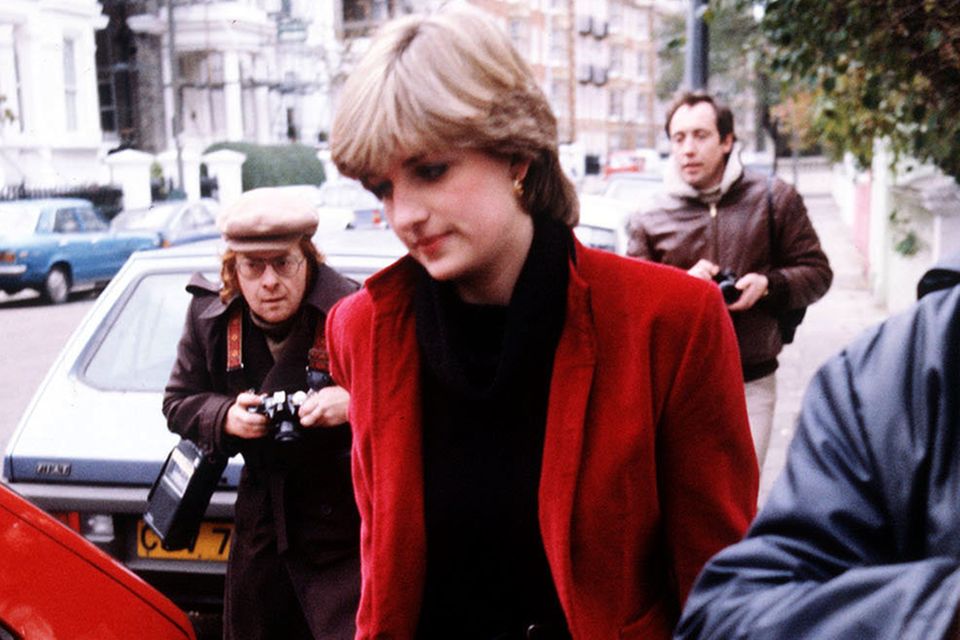 Prinz Harry: Schon vor der Hochzeit auf der Flucht: Diana Spencer im November 1980. Solche Szenen will Harry Meghan ersparen Schon vor der Hochzeit auf der Flucht: Diana Spencer im November 1980. Solche Szenen will Harry Meghan ersparen