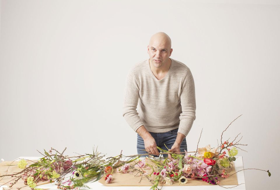 Bloomon-Chefstylist Anton van Duijn erklärt die besten Tipps und Tricks, um Blumen lange haltbar zu machen.