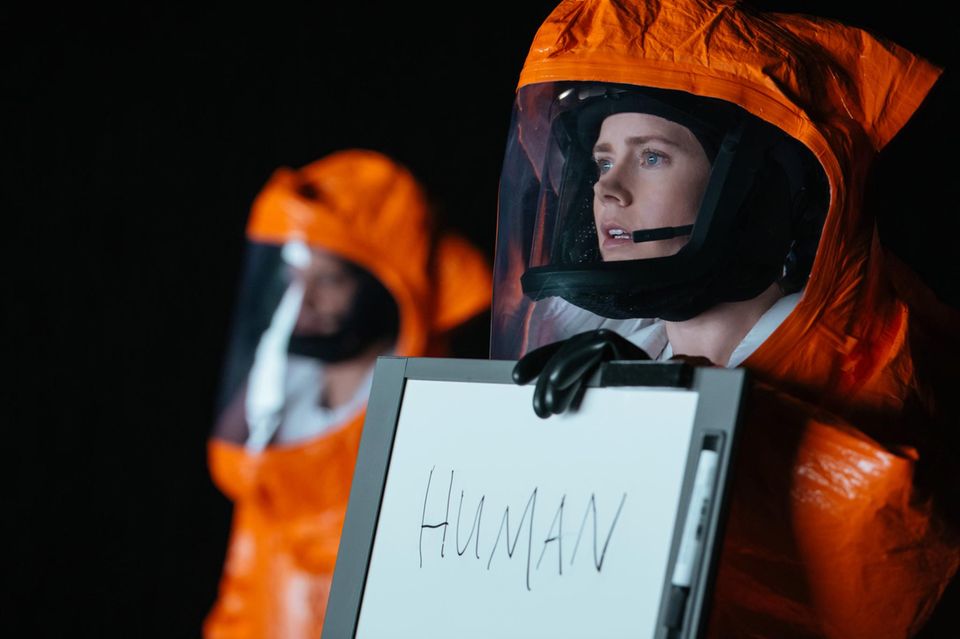 Arrival: Wer sind wir? Was wollt ihr? Linguistin Louise (Amy Adams) versucht das Gespräch mit den Außerirdischen. Wer sind wir? Was wollt ihr? Linguistin Louise (Amy Adams) versucht das Gespräch mit den Außerirdischen.