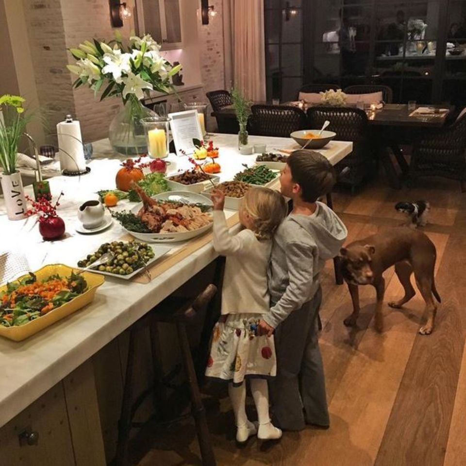 Gisele Bündchens Kinder Vivian und Ben bestaunen das viele Essen an Thanksgiving