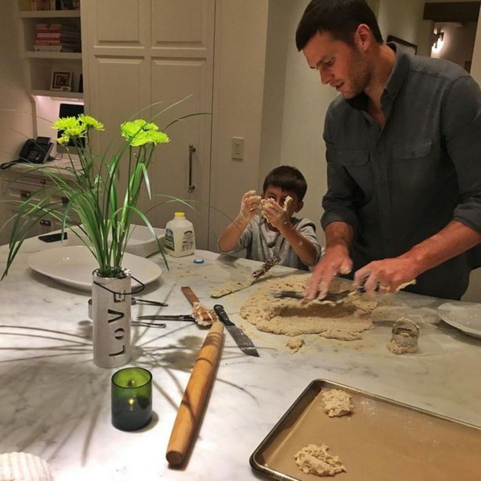 Tom Brady und sein Sohn Ben backen für Thanksgiving.