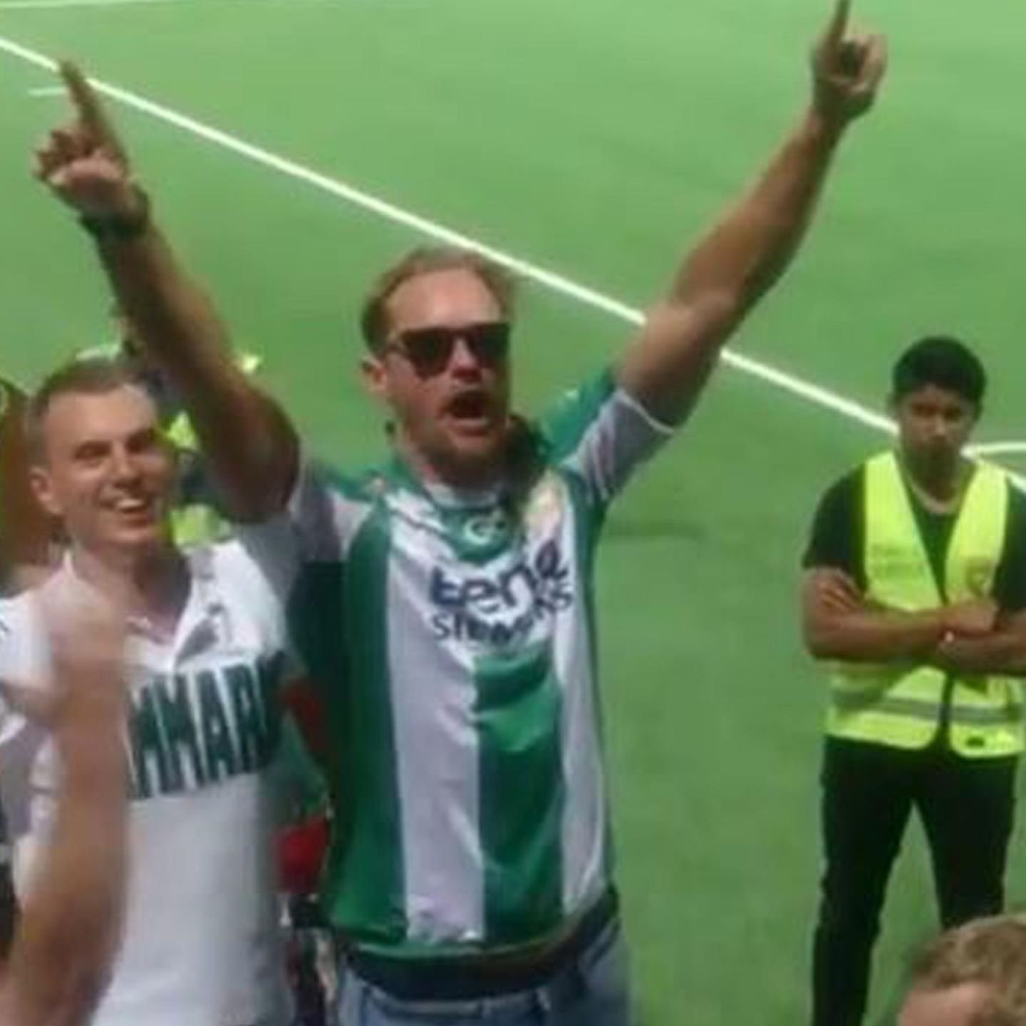 Alexander Skarsgard Stimmungmacher Im Stadion Gala De