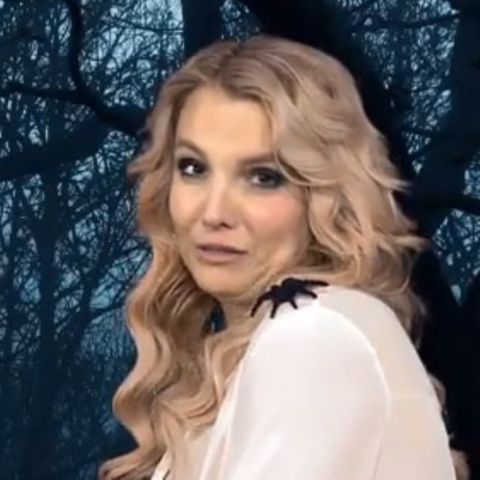 Screenshot: Britney Spears liest kurz vor Halloween Gruseltext für "BBC 1" unter dem Motto "It's Britney, witch" - eine verkappte Werbung für ihr neues Album, aber lustig.