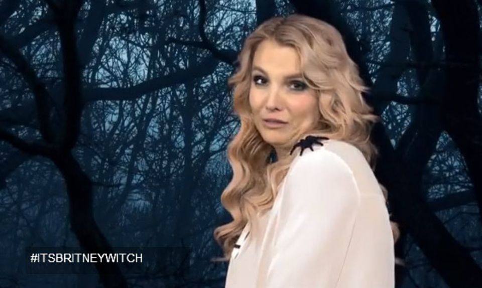 Screenshot: Britney Spears liest kurz vor Halloween Gruseltext für "BBC 1" unter dem Motto "It's Britney, witch" - eine verkappte Werbung für ihr neues Album, aber lustig.