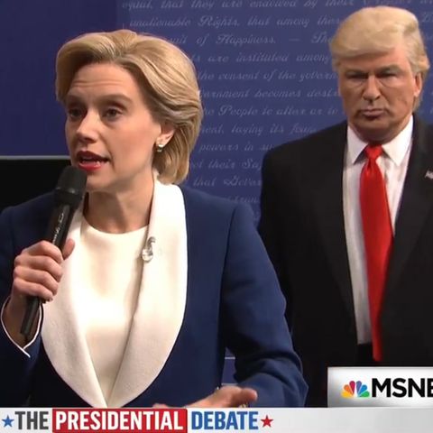 Kate McCinnon als Hilary Clinton, Alec Baldwin als Donald Trump (SNL)