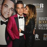 November 2016   Das neue Album "The Heavy Entertainment Show" hat eingeschlagen, es läuft sehr gut für Robbie Williams. Ayda Field überschüttet ihren Liebsten mit Komplimenten und kann es einfach nicht für sich behalten. Sie ist stolz auf ihren Robbie.